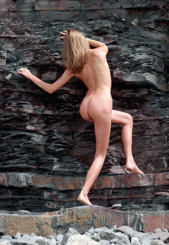 Фото эротика - блондинка на черной скале