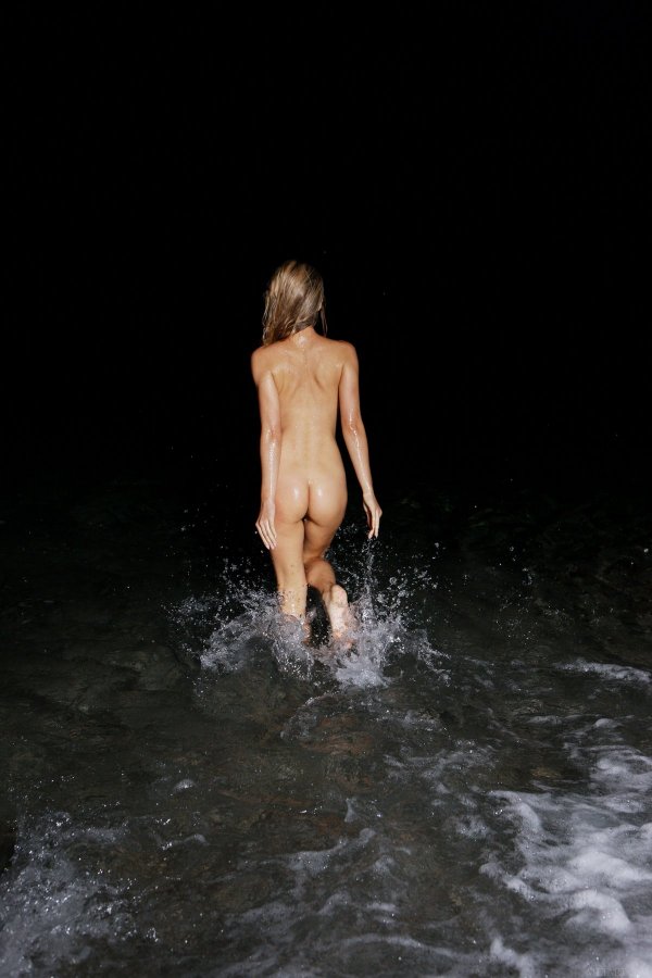 Эротические фото блондинки ночью на море