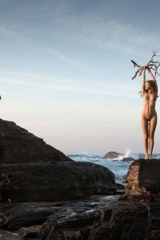 Лучшие фото ню обнаженной девушки на скалах у моря