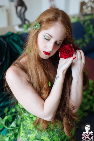 Прекрасная девушка с шикарными волосами украсила розами обнаженное тело